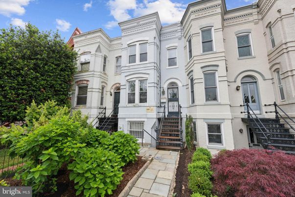 Exterior, Facade, Rowhouse