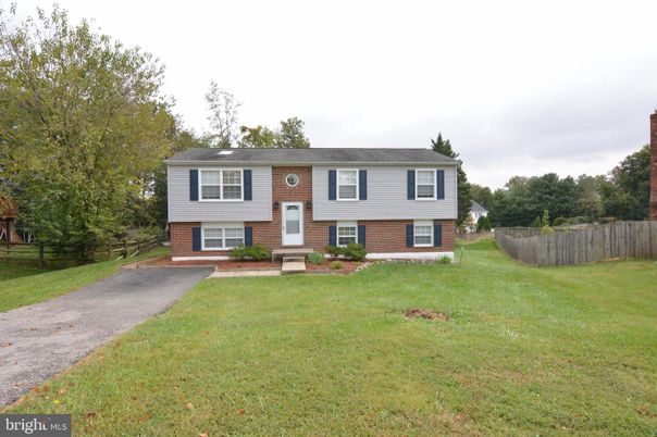 Exterior, Facade, Brick Facade, Raised Ranch