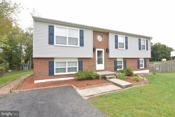 Exterior, Facade, Brick Facade, Raised Ranch