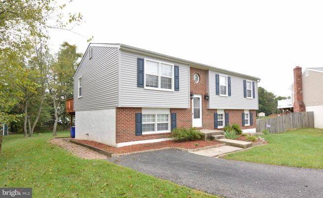 Exterior, Facade, Brick Facade, Raised Ranch