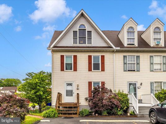 Exterior, Facade, Queen Anne Victorian