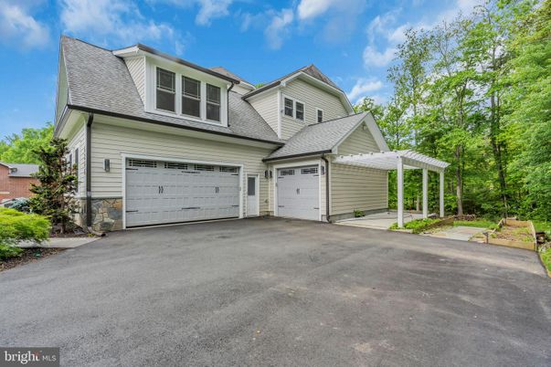 Attached, Exterior, Facade, Cape Cod