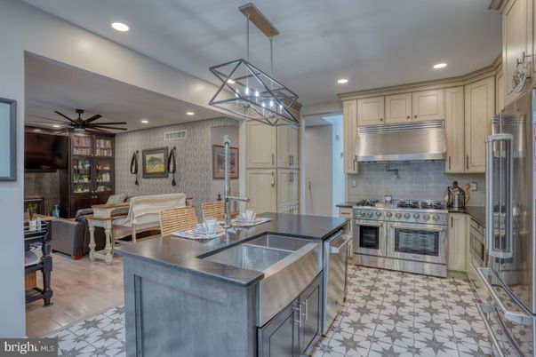 Dining room, Interior, Kitchen, Pendant Lights, Recessed Lighting, Stainless Steel Appliances