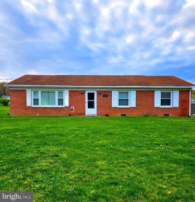 Exterior, Facade, Brick Facade, Ranch