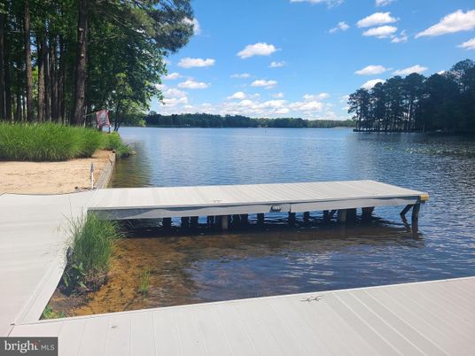 Exterior, Lake
