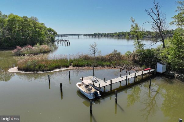 Exterior, Lake