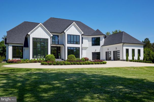 Attached, Exterior, Facade, Farmhouse