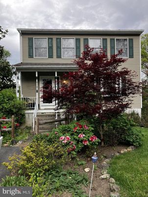 Exterior, Facade, American Foursquare