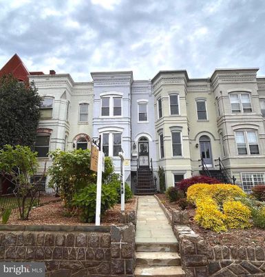 Exterior, Facade, Rowhouse
