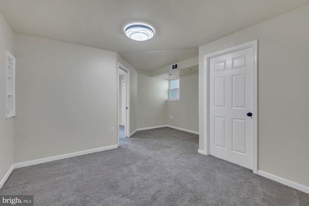 Empty room, Interior