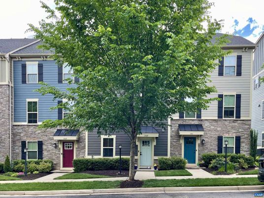 Exterior, Facade, Rowhouse