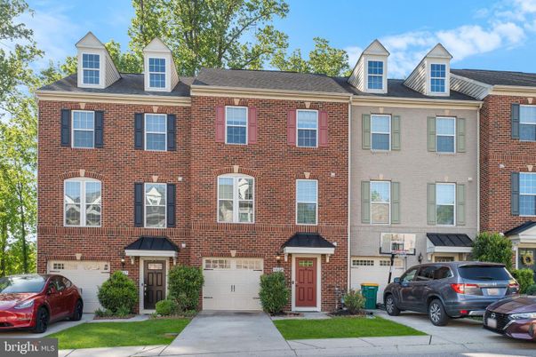 Attached, Exterior, Facade, Brick Facade, Georgian