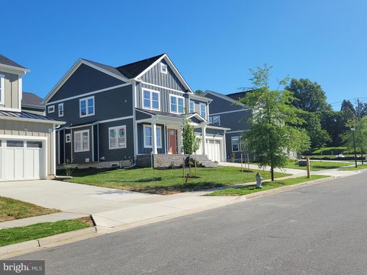 Attached, Exterior, Facade, Farmhouse