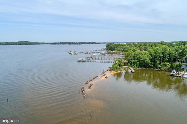 Exterior, Lake