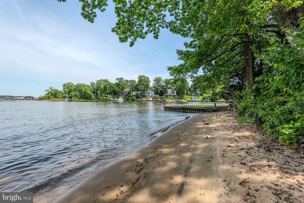 Exterior, Lake