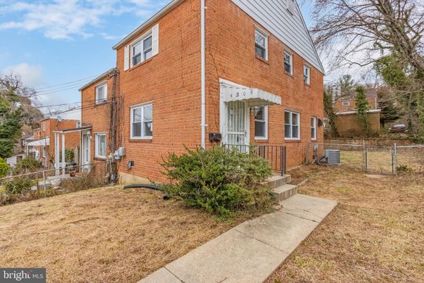 Exterior, Facade, Brick Facade, Rowhouse