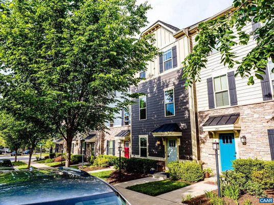 Exterior, Facade, Rowhouse