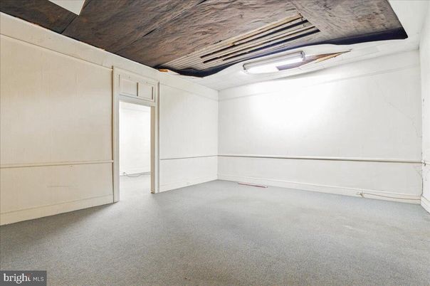 Empty room, Interior