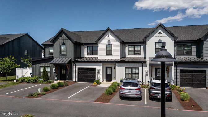 Attached, Exterior, Facade, Farmhouse