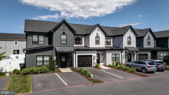 Attached, Exterior, Facade, Farmhouse