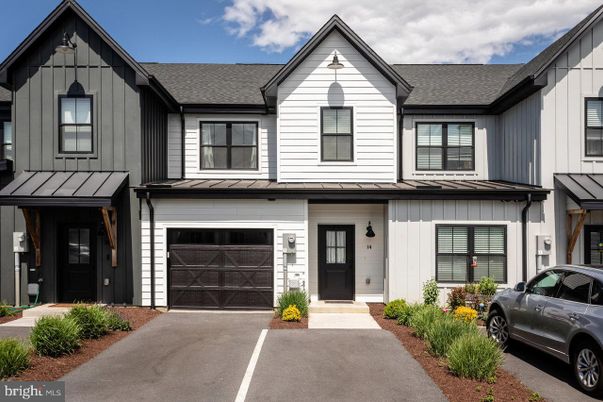 Attached, Exterior, Facade, Farmhouse