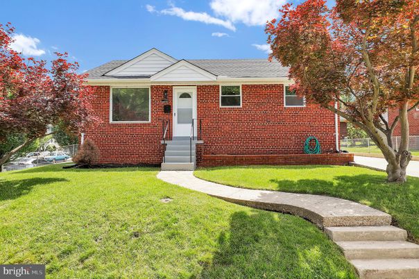 Exterior, Facade, Brick Facade, Cape Cod