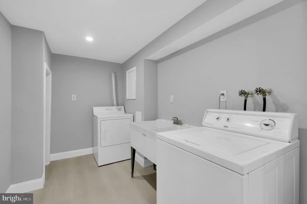 Interior, Recessed Lighting, Washer, Wood Texture Flooring