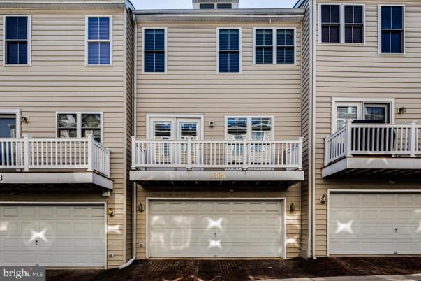 Attached, Exterior, Facade, Rowhouse
