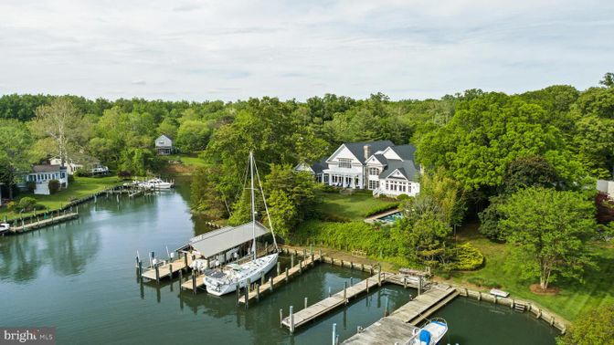 Exterior, Lake