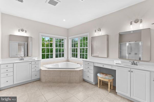 Bathroom, Dual Sink Vanities, Interior, Recessed Lighting