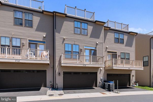 Attached, Exterior, Facade, Rowhouse