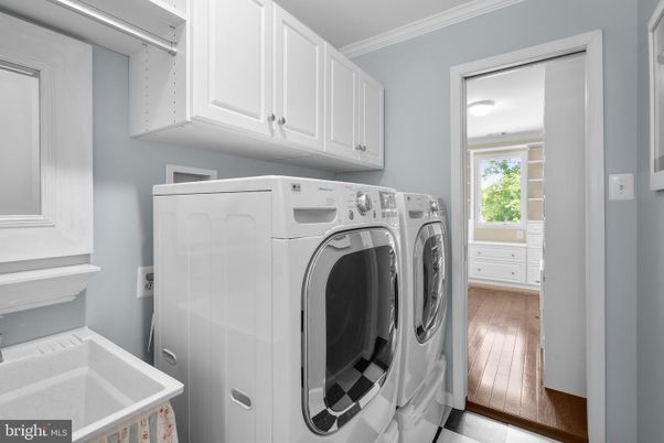 Interior, Washer, Wood Texture Flooring