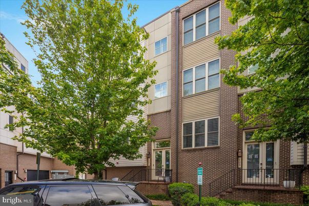 Exterior, Facade, Brick Facade, Rowhouse