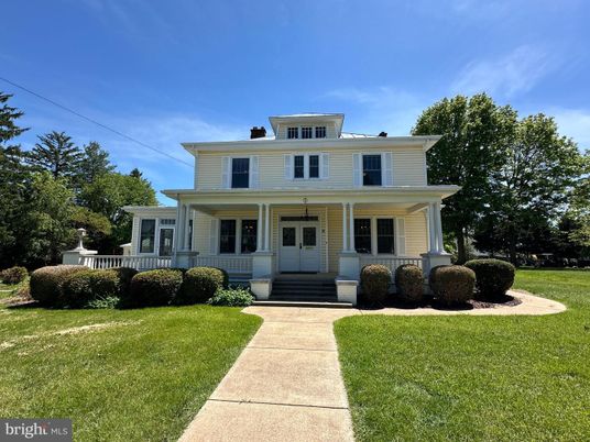 Exterior, Facade, American Foursquare