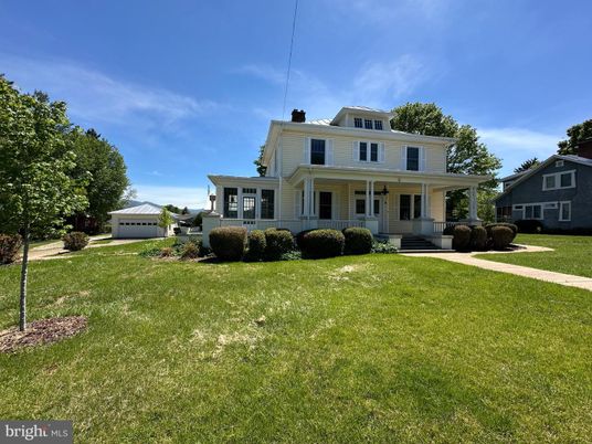 Backyard, Exterior, Facade, American Foursquare