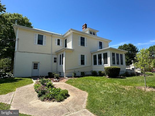 Exterior, Facade, Farmhouse