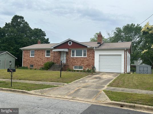Attached, Exterior, Facade, Brick Facade, Ranch