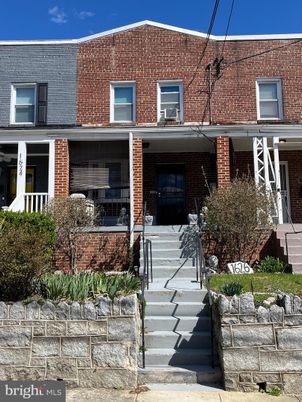 Exterior, Facade, Brick Facade, Rowhouse