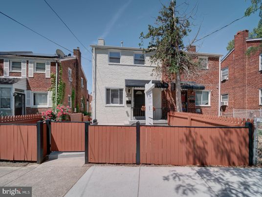 Exterior, Facade, Brick Facade, Rowhouse