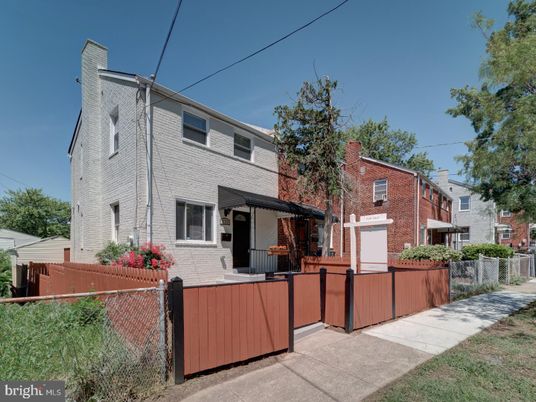 Exterior, Facade, Brick Facade, Rowhouse