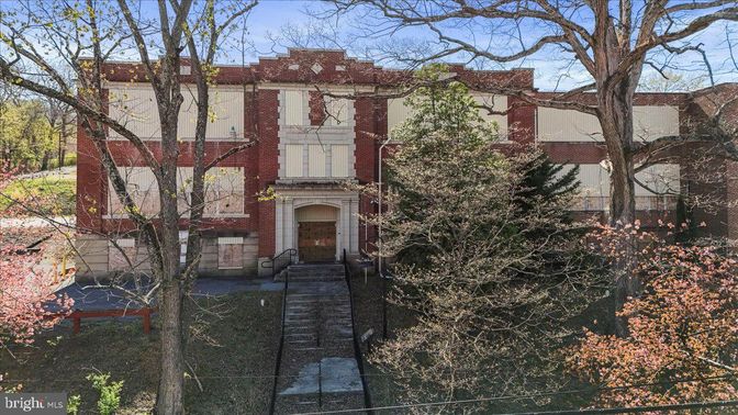 Exterior, Facade, Brick Facade, Rowhouse