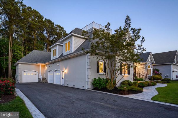 Attached, Exterior, Facade, Cape Cod