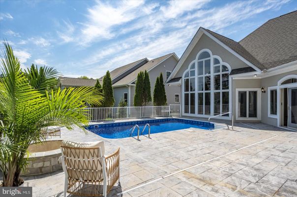 Exterior, Pool