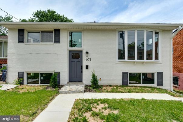 Exterior, Facade, Raised Ranch