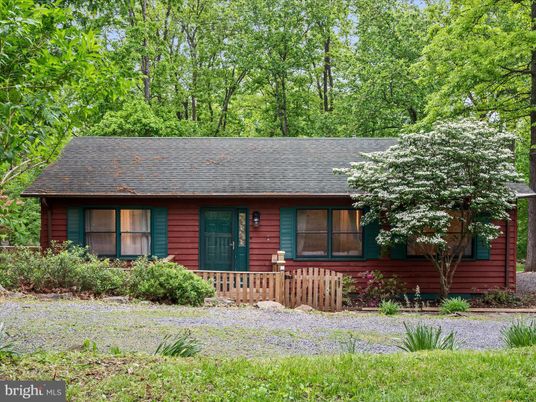 Exterior, Facade, Log Home