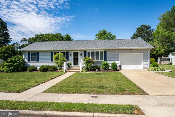 Attached, Exterior, Facade, Ranch