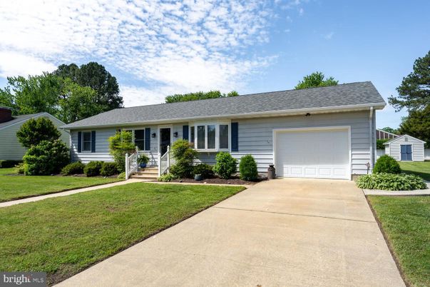Attached, Exterior, Facade, Ranch