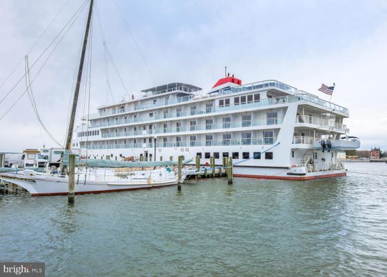 Exterior, Lake