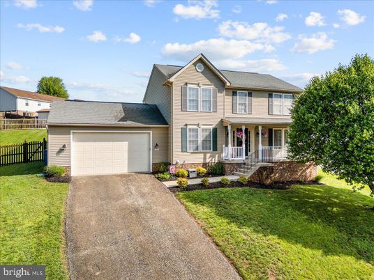 Attached, Exterior, Facade, Farmhouse