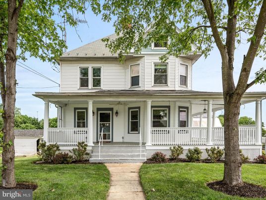 Exterior, Facade, American Foursquare